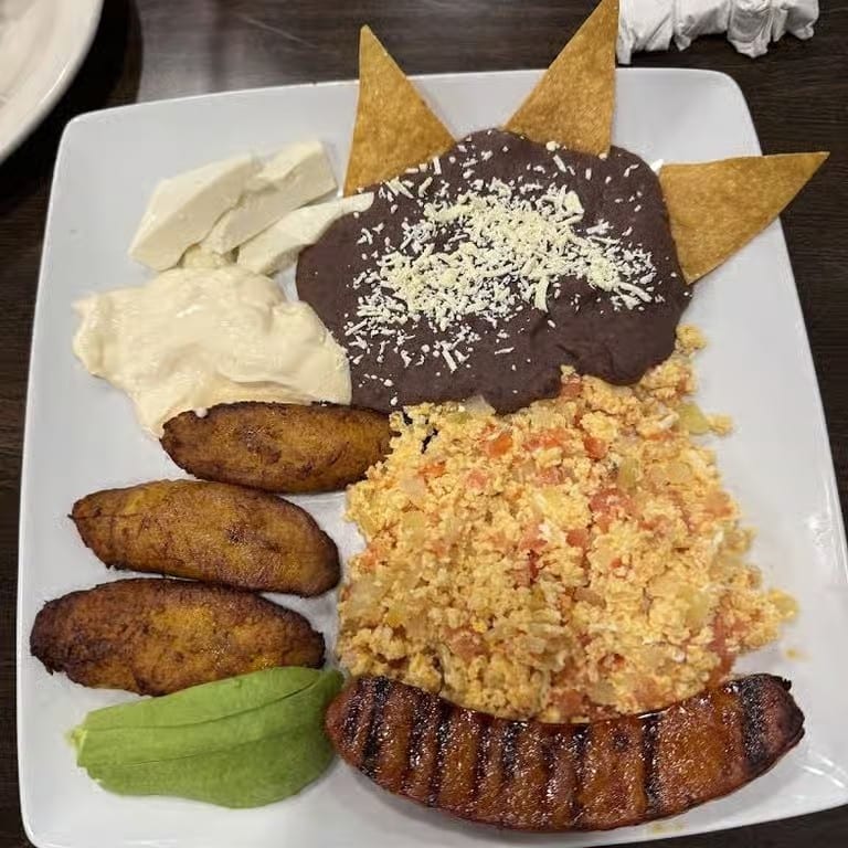 Desayuno Típico / Typical Breakfast.